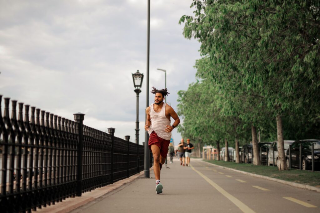 Man hardloopt buiten voor een gezond hart en betere erectie